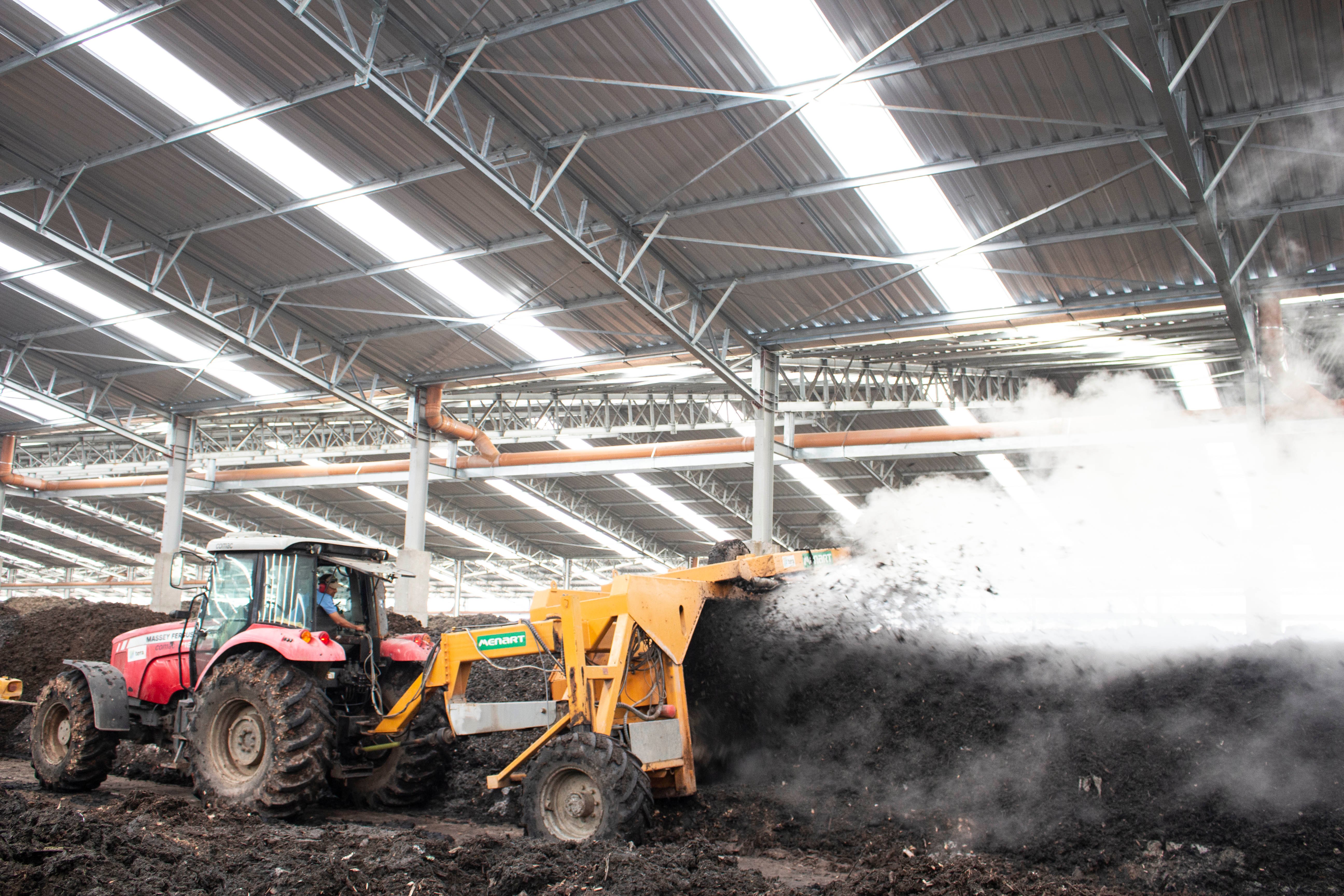 Compostadeira em ação no galpão de compostagem em larga escada da Tera Ambiental. 